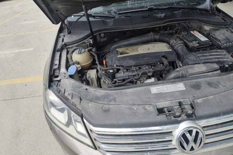 Used Volkswagen Magotan 2012 Facelift 2.0 TSI Prestige Model Engine Bay Right
