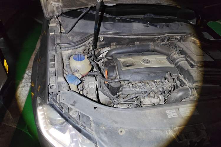Used Volkswagen Magotan 2012 Revised 1.8TSI Luxury Version Engine Bay Right