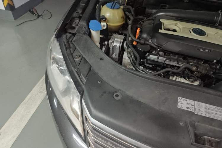 Used Volkswagen Magotan 2012 Facelift 1.8TSI Prestige Model Engine Bay Right