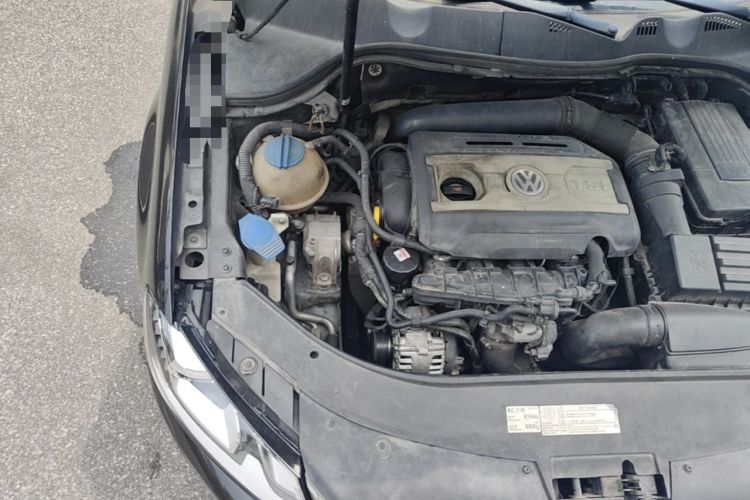 Used Volkswagen Magotan 2012 1.8TSI Prestige Model Engine Bay Right