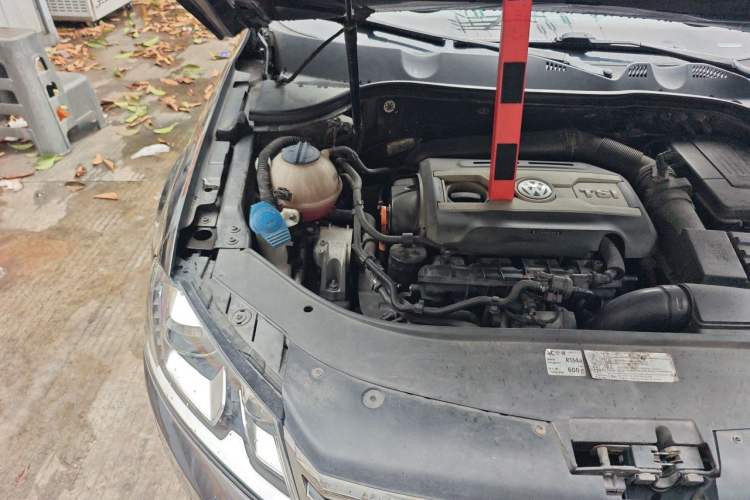 Used Volkswagen Magotan 2012 1.8TSI Luxury Model Engine Bay Right