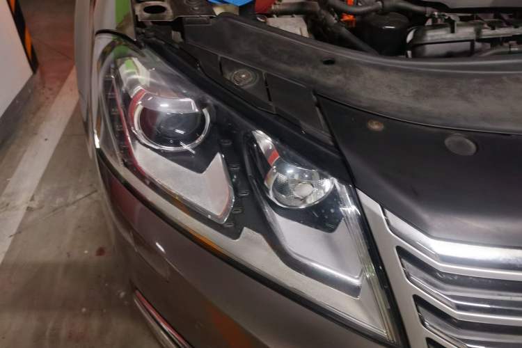Used Volkswagen Magotan 2012 1.8TSI Luxury Model Engine Bay Right