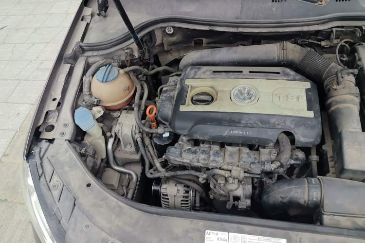 Used Volkswagen Magotan 2012 1.8TSI Luxury Model Engine Bay Right