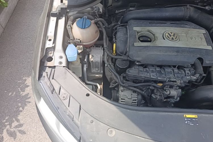 Used Volkswagen Magotan 2012 Travel Edition 2.0 TSI Comfort Version Engine Bay Right