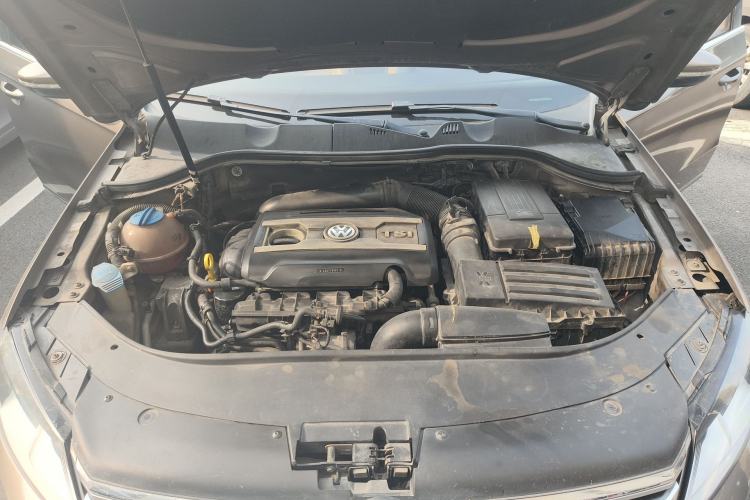 Used Volkswagen Magotan 2012 Revised Version 1.8TSI Leading Edition Engine Bay