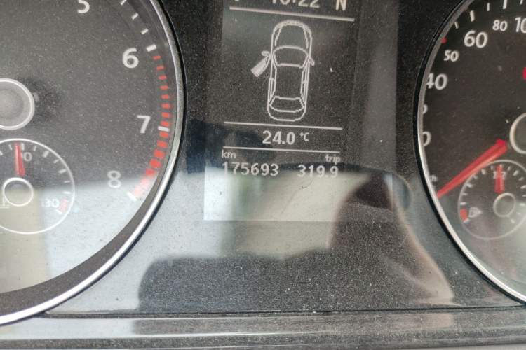 Used Volkswagen Magotan 2012 2.0 TSI Ultimate Edition Odometer Close Up