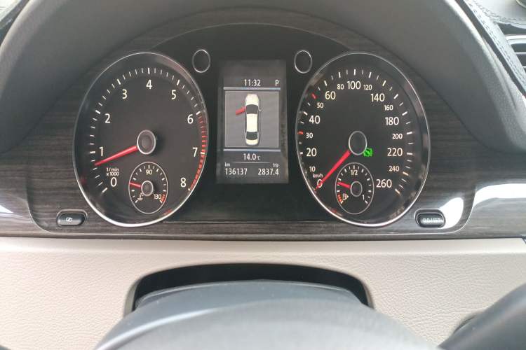 Used Volkswagen Magotan 2012 2.0 TSI Ultimate Edition Odometer Close Up