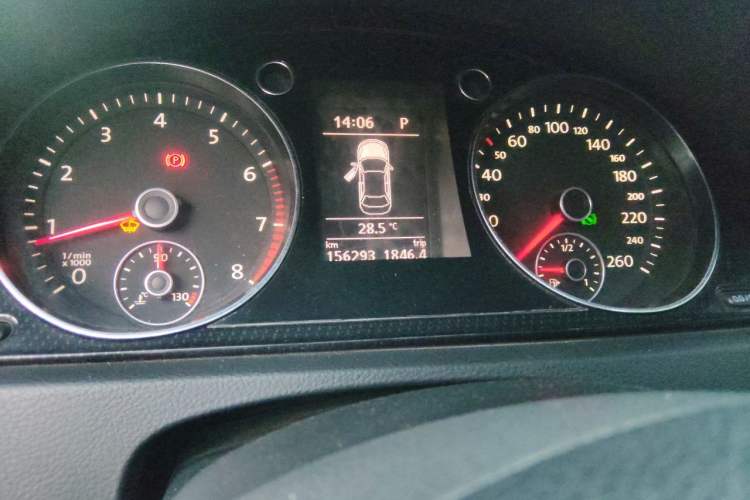 Used Volkswagen Magotan 2012 1.8TSI Luxury Model Odometer Close Up
