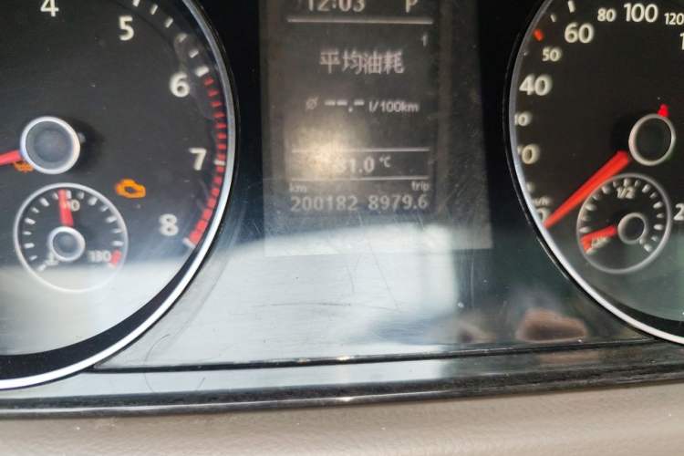 Used Volkswagen Magotan 2012 Facelift 2.0 TSI Prestige Model Odometer Close Up
