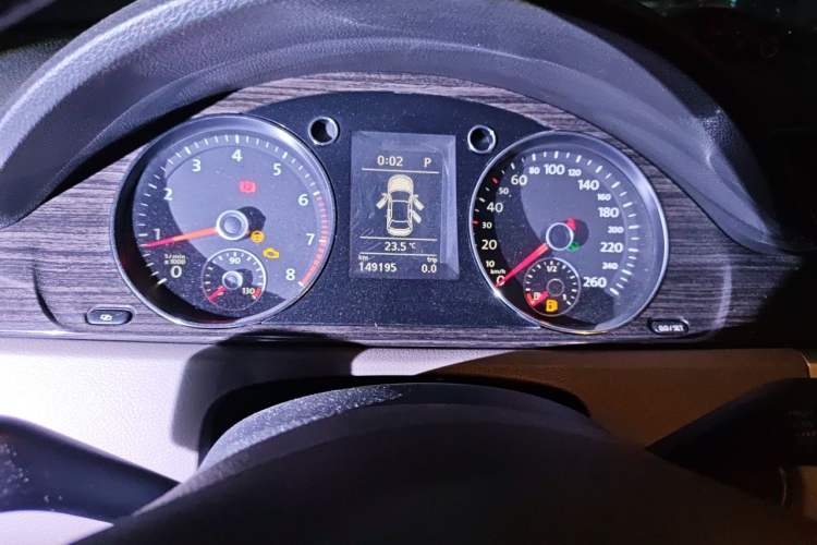 Used Volkswagen Magotan 2012 Facelift 2.0 TSI Prestige Model Odometer Close Up