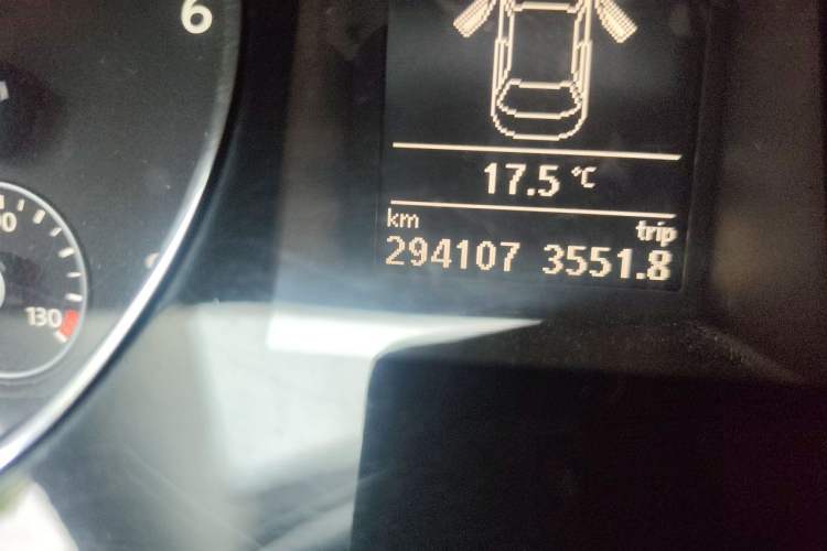 Used Volkswagen Magotan 2012 1.8TSI Luxury Model Odometer Close Up
