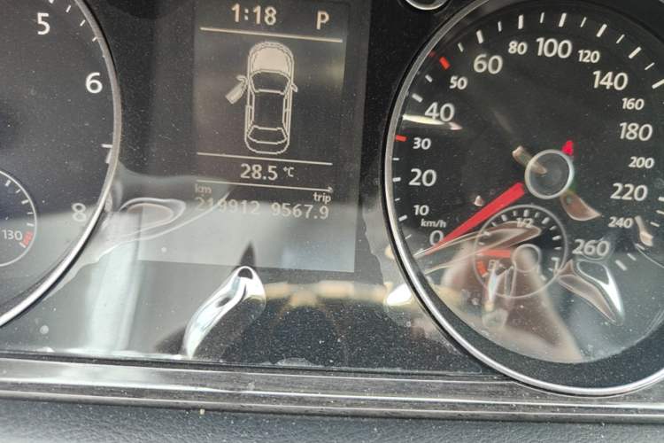 Used Volkswagen Magotan 2012 1.8TSI Prestige Model Odometer Close Up