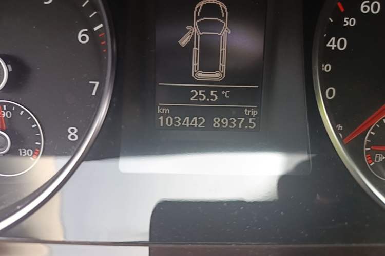 Used Volkswagen Magotan 2012 Travel Edition 2.0 TSI Comfort Version Odometer Close Up