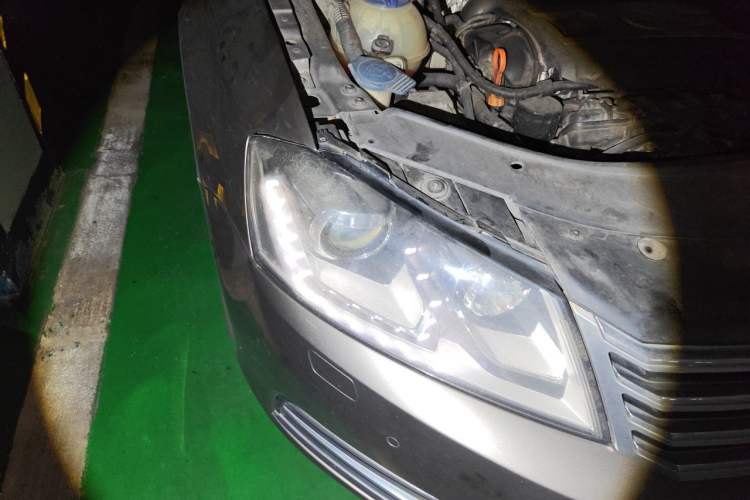 Used Volkswagen Magotan 2012 Revised 1.8TSI Luxury Version Right Front Headlight