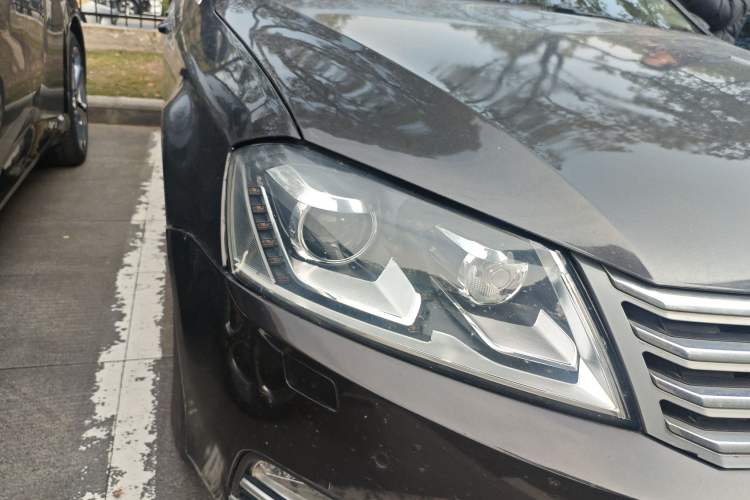 Used Volkswagen Magotan 2012 Revised 1.8TSI Luxury Version Right Front Headlight