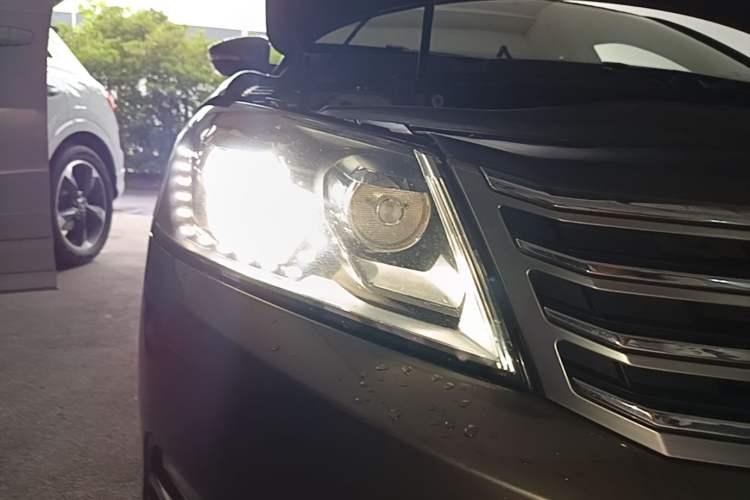 Used Volkswagen Magotan 2012 Revised 1.8TSI Luxury Version Right Front Headlight