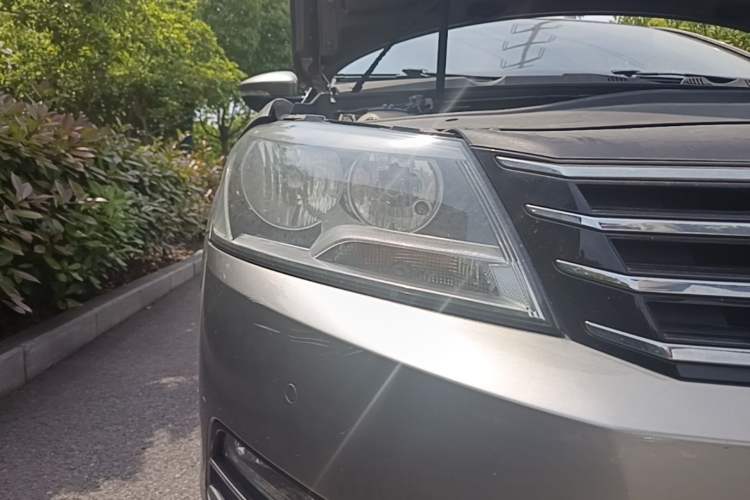 Used Volkswagen Magotan 2012 Travel Edition 2.0 TSI Comfort Version Right Front Headlight