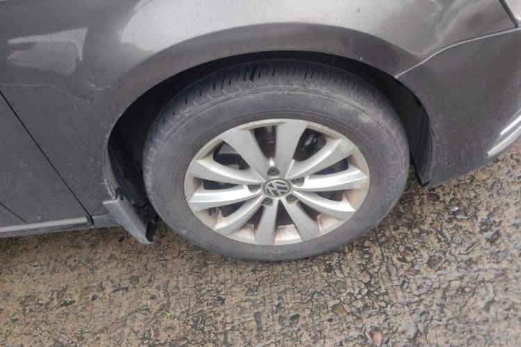 Used Volkswagen Magotan 2012 Revised 1.8TSI Luxury Version Right Front Wheel Hub