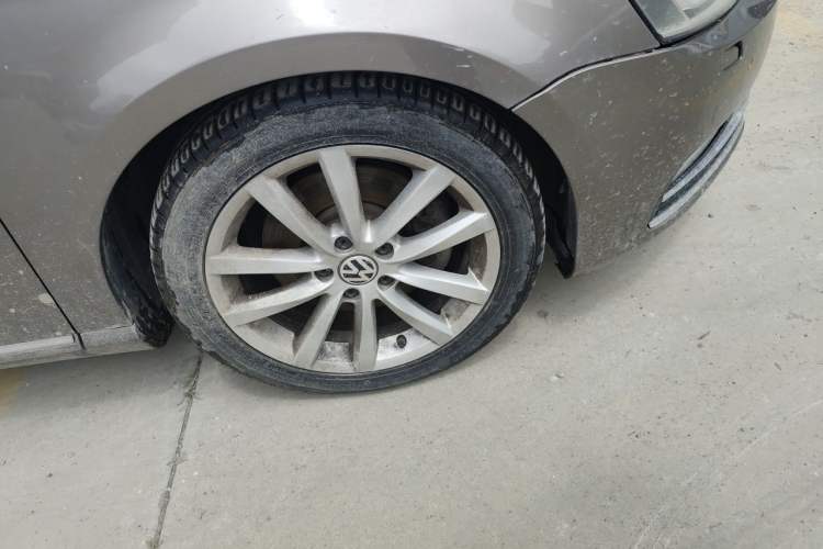 Used Volkswagen Magotan 2012 Facelift 2.0 TSI Prestige Model Right Front Wheel Hub