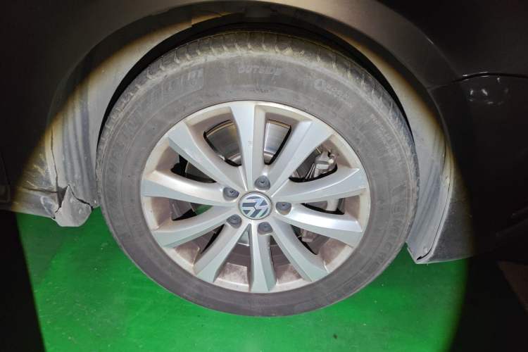 Used Volkswagen Magotan 2012 Revised 1.8TSI Luxury Version Right Front Wheel Hub