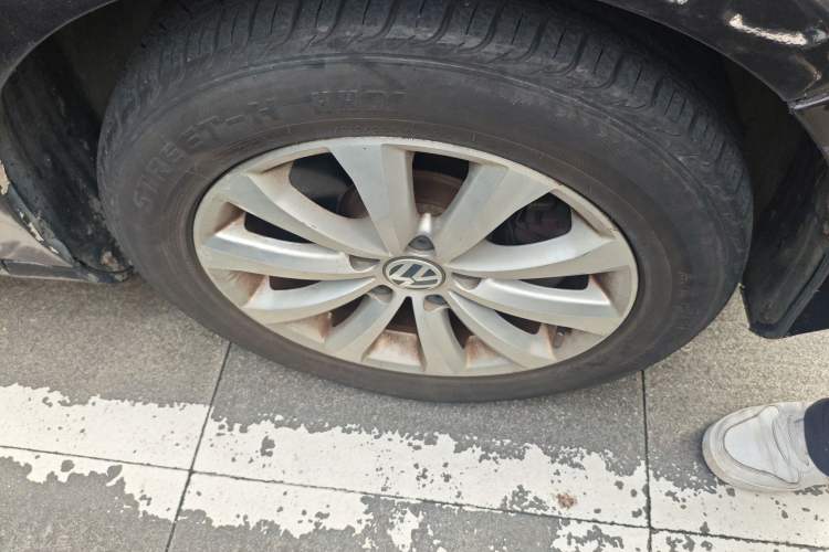 Used Volkswagen Magotan 2012 Revised 1.8TSI Luxury Version Right Front Wheel Hub