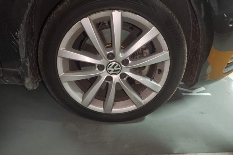 Used Volkswagen Magotan 2012 Facelift 1.8TSI Prestige Model Right Front Wheel Hub