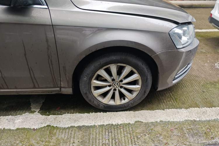 Used Volkswagen Magotan 2012 Revised 1.8TSI Luxury Version Right Front Wheel Hub