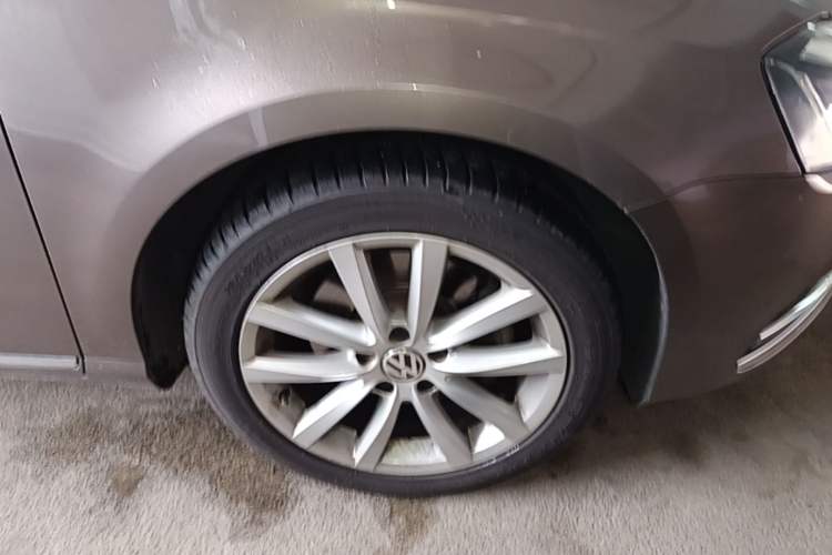 Used Volkswagen Magotan 2012 Revised 1.8TSI Luxury Version Right Front Wheel Hub