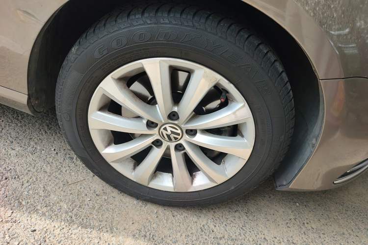 Used Volkswagen Magotan 2012 Revised 1.8TSI Luxury Version Right Front Wheel Hub