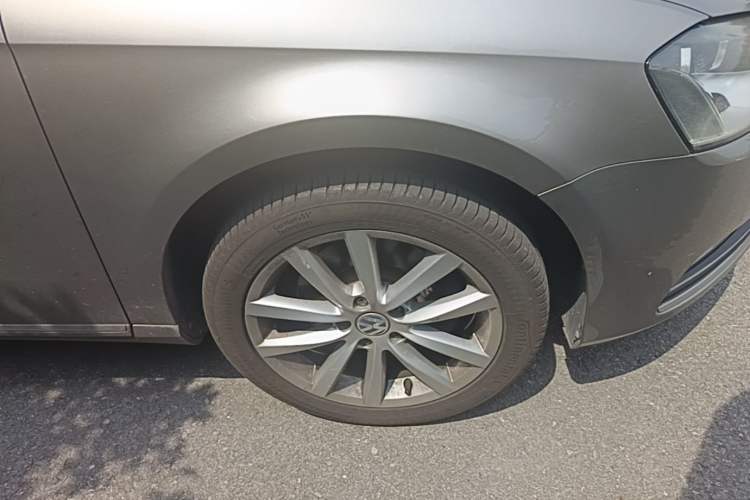 Used Volkswagen Magotan 2012 Travel Edition 2.0 TSI Comfort Version Right Front Wheel Hub