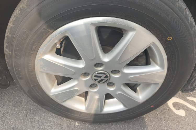 Used Volkswagen Magotan 2012 Revised Version 1.8TSI Leading Edition Right Front Wheel Hub