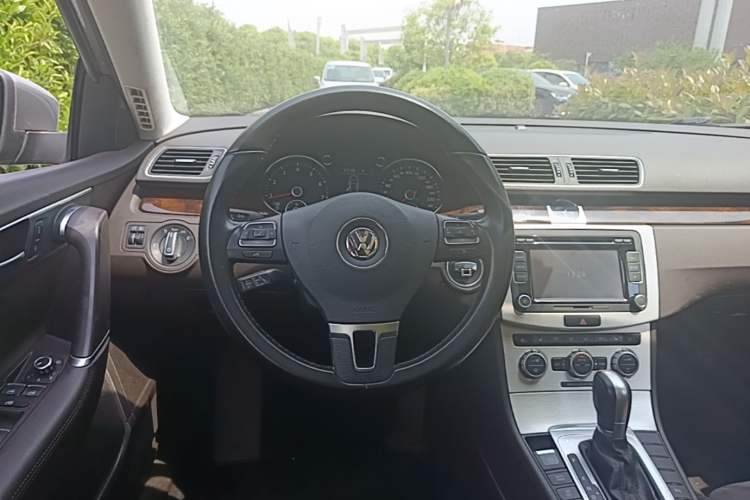 Used Volkswagen Magotan 2012 Travel Edition 2.0 TSI Comfort Version Steering Wheel