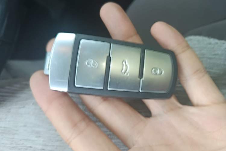 Used Volkswagen Magotan 2012 Travel Edition 2.0 TSI Comfort Version Vehicle Key
