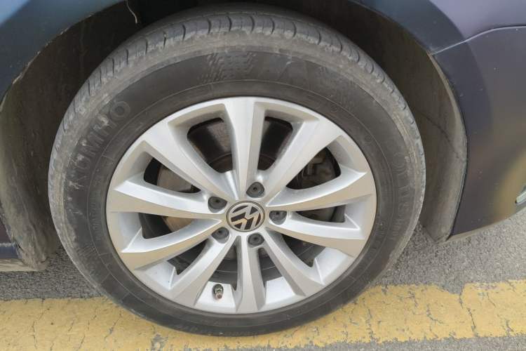 Used Volkswagen Magotan 2012 Revised Version 2.0 TSI Luxury Edition Right Front Wheel Hub