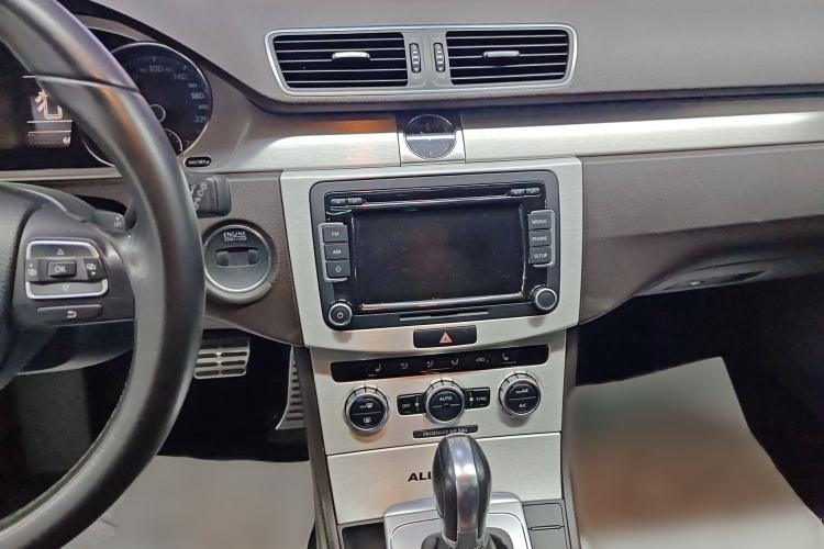 Used Volkswagen Magotan 2012 Travel Edition 2.0 TSI 4x4 Comfort Version Audio And AC Panel