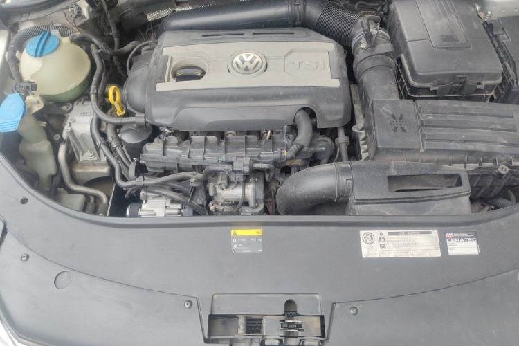Used Volkswagen Magotan 2012 Travel Edition 2.0 TSI Comfort Version Engine Bay