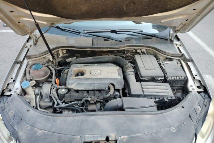 Used Volkswagen Magotan 2012 Revised Version 1.8TSI Leading Edition Engine Bay