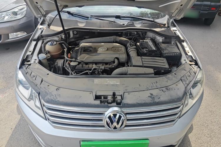Used Volkswagen Magotan 2012 Revised 1.8TSI Luxury Version Engine Bay