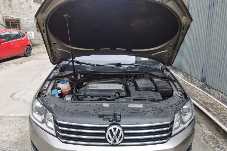 Used Volkswagen Magotan 2012 Travel Edition 2.0 TSI Luxury Version Engine Bay