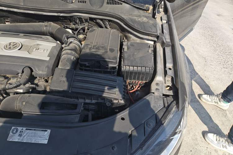 Used Volkswagen Magotan 2012 Travel Edition 2.0 TSI 4x4 Comfort Version Engine Bay Left