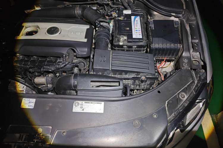 Used Volkswagen Magotan 2012 Travel Edition 2.0 TSI Luxury Version Engine Bay Left