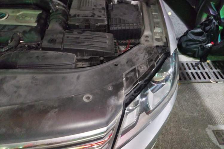 Used Volkswagen Magotan 2012 1.8TSI Luxury Model Engine Bay Left