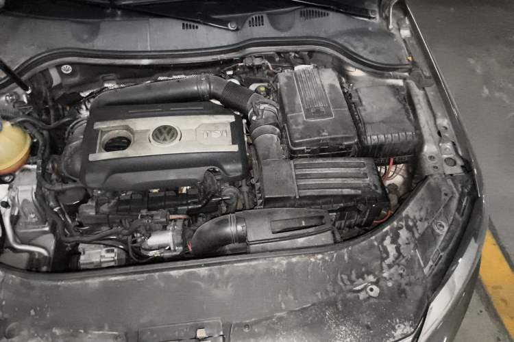 Used Volkswagen Magotan 2012 Travel Edition 2.0 TSI Comfort Version Engine Bay Left