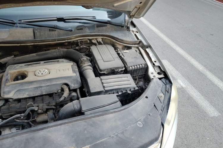Used Volkswagen Magotan 2012 Revised Version 1.8TSI Leading Edition Engine Bay Left