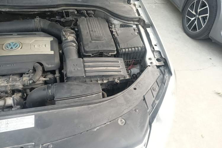 Used Volkswagen Magotan 2012 Revised 1.8TSI Luxury Version Engine Bay Left