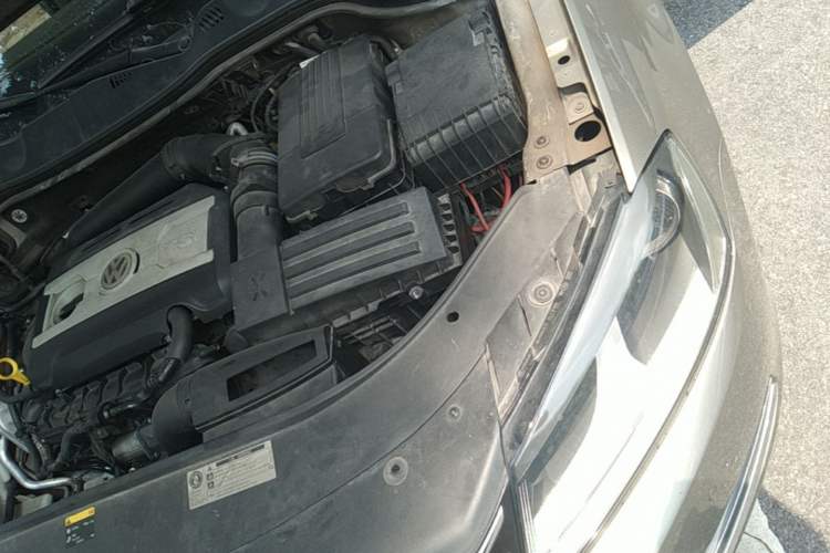 Used Volkswagen Magotan 2012 Travel Edition 2.0 TSI Comfort Version Engine Bay Left