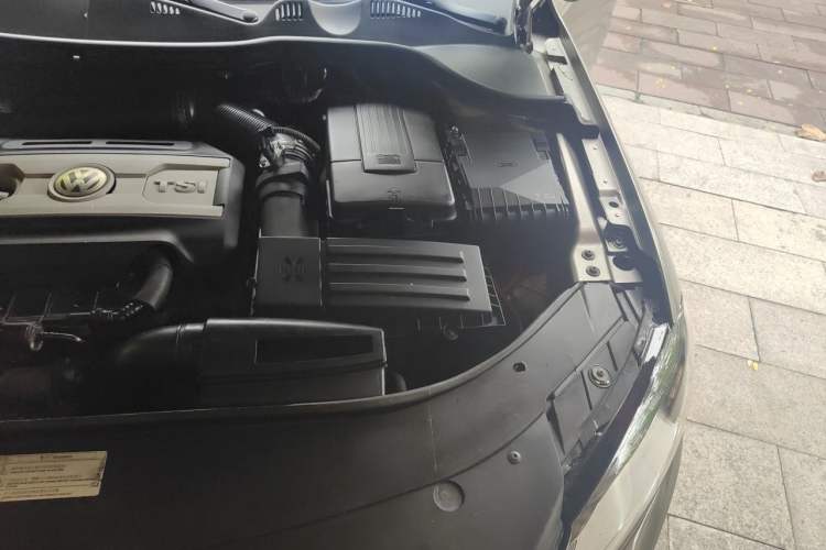 Used Volkswagen Magotan 2012 Travel Edition 2.0 TSI Luxury Version Engine Bay Left