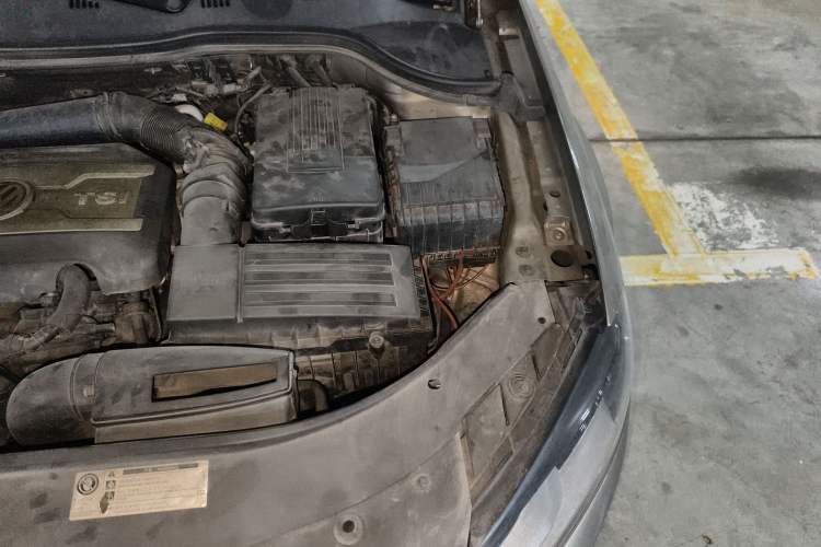 Used Volkswagen Magotan 2012 Travel Edition 2.0 TSI Comfort Version Engine Bay Left