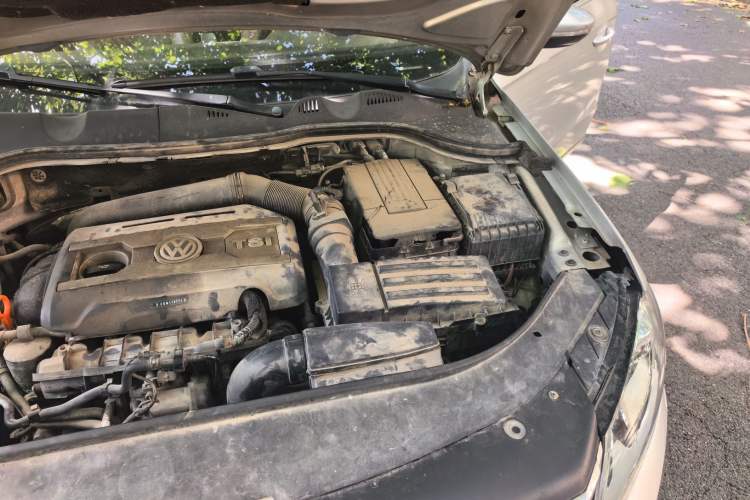 Used Volkswagen Magotan 2012 2.0 TSI Ultimate Edition Engine Bay Left