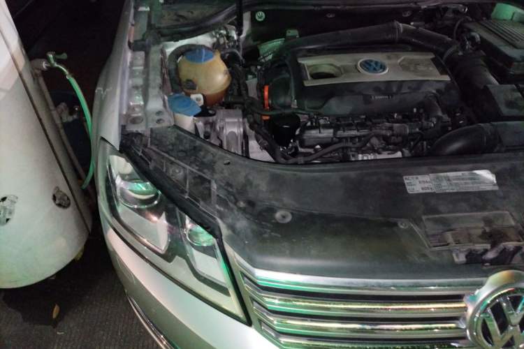 Used Volkswagen Magotan 2012 1.8TSI Luxury Model Engine Bay Right
